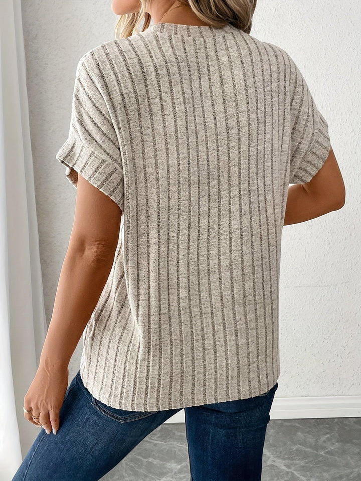 Apricotfarbenes Damen Strick-T-Shirt mit feinen Streifen, lässiger Rundhals-Schnitt für Frühling & Alltag.