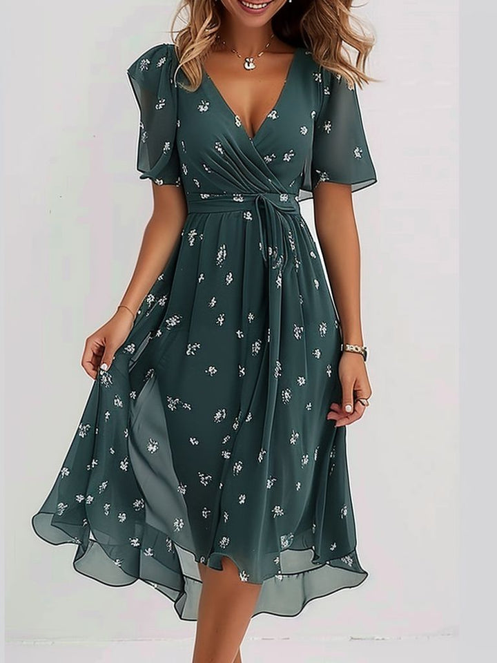 Elegantes grünes Damen Midikleid. V-Ausschnitt, Kurzarm und A-Linie machen es zum perfekten Freizeit- & Sommerkleid.
