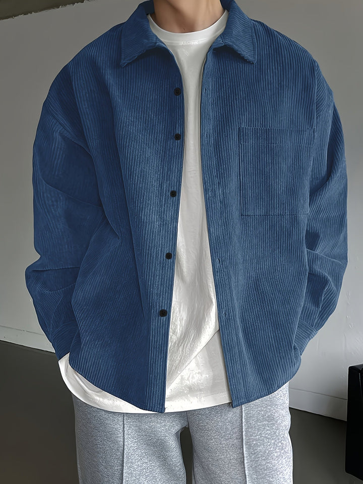 Lässiges Herrenhemd Oversized für den Streetwear Trend; vielseitiges Männerhemd für entspannte Tage.
