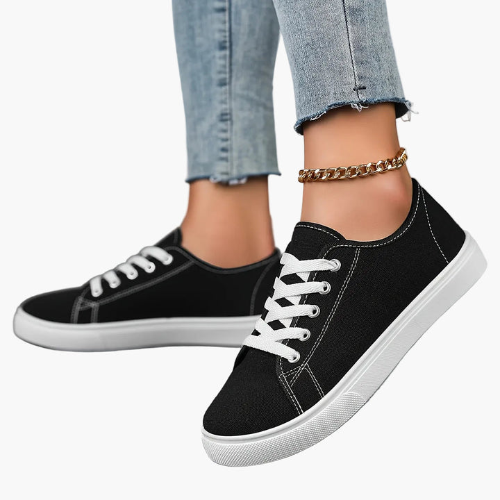 Rückansicht der modernen Damen Low-Top Sneaker, bequeme Alltagsschuhe für sportliche Damenmode.