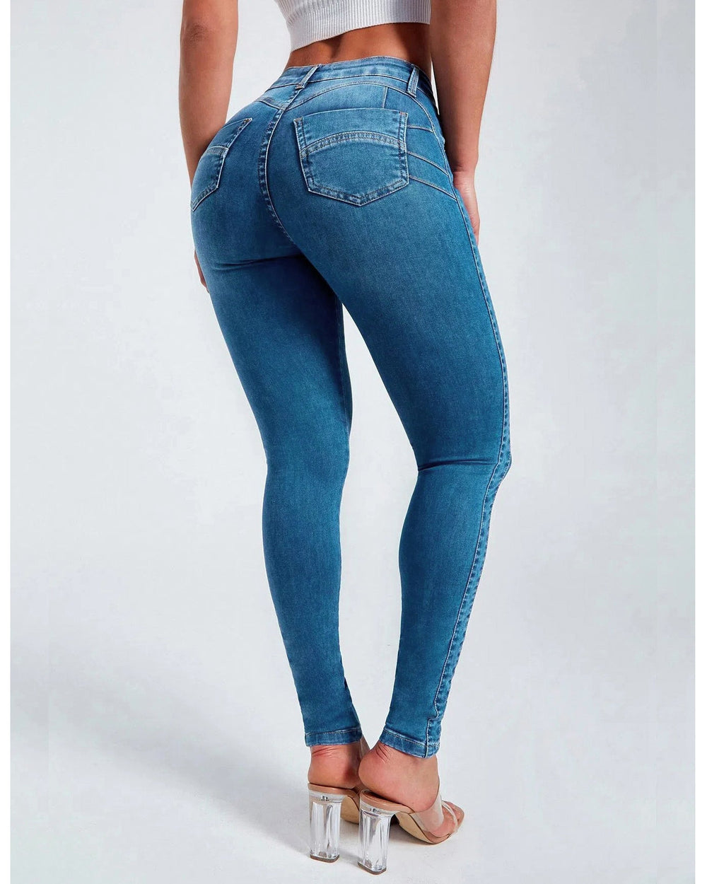 Moderne Damen Röhrenjeans High Waist, figurbetont mit Stretch-Anteil & Destroyed-Details. Komfortabel.