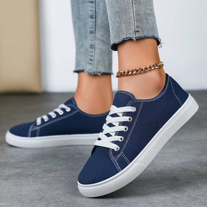 Damen Low-Top Freizeit-Sneaker von der Seite, moderne Alltagsschuhe für sportlichen Look.
