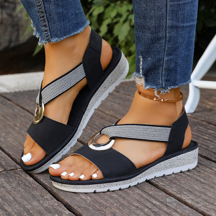 Modische Damen Sommersandalen mit einzigartigem Fischmaul-Riemen, glänzender Metallschnalle und maritimen Seildetails.