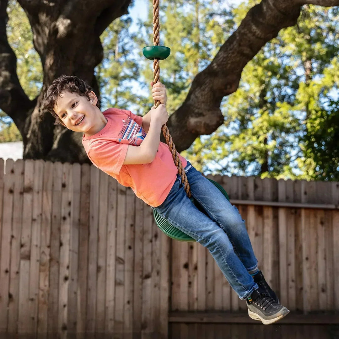 Kinder Kletterseil-Schaukel mit runder Plattform im Garten. Fördert Aktivspiel, Balance & Koordination.