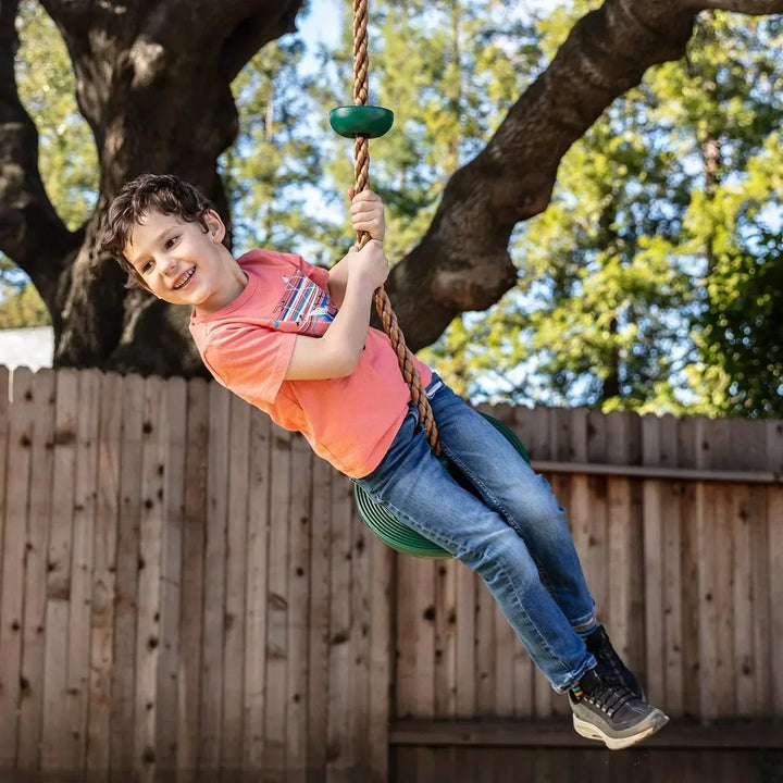 Kinder Kletterseil-Schaukel mit runder Plattform im Garten. Fördert Aktivspiel, Balance & Koordination.