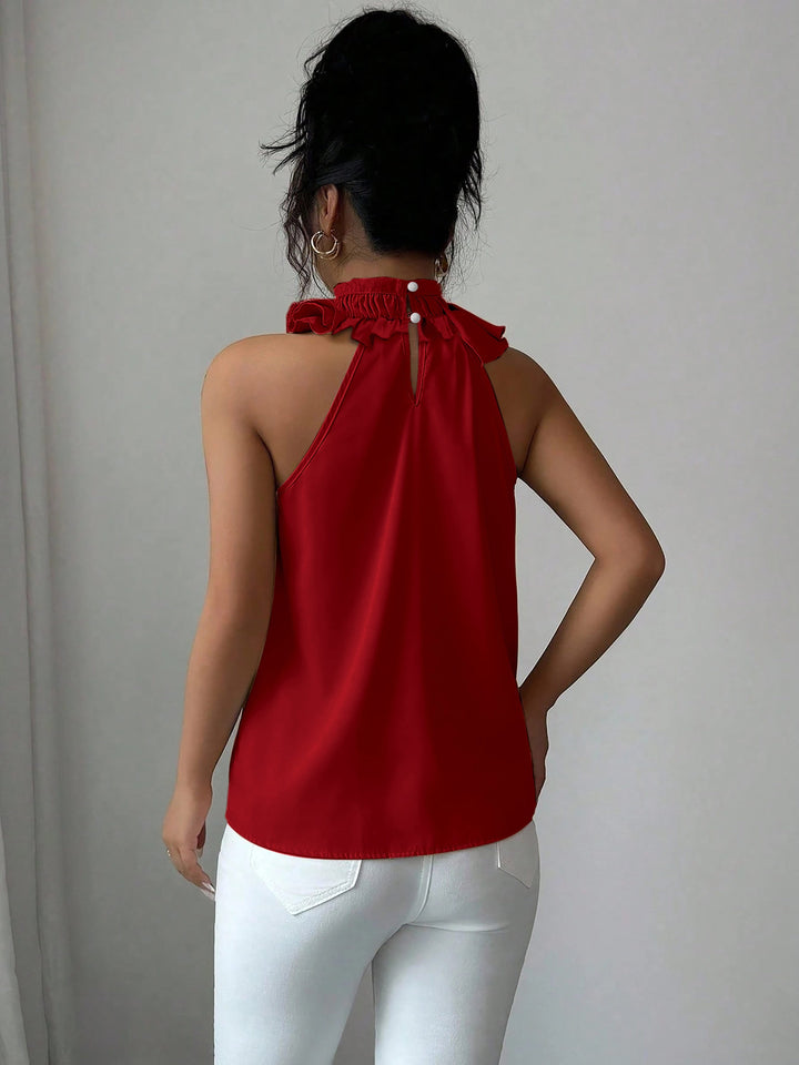 Sommerliche ärmellose Damenbluse mit elegantem Stehkragen und verspielten Rüschen, atmungsaktiv.