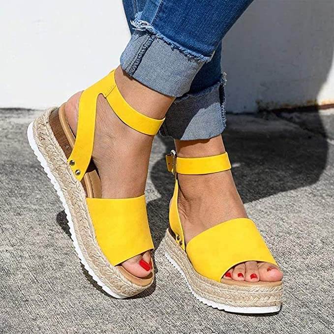 Blick von hinten: Bequeme Plateau Sandalen für Frauen, stabiler Knöchelriemen, ideal für sommerliche Anlässe.