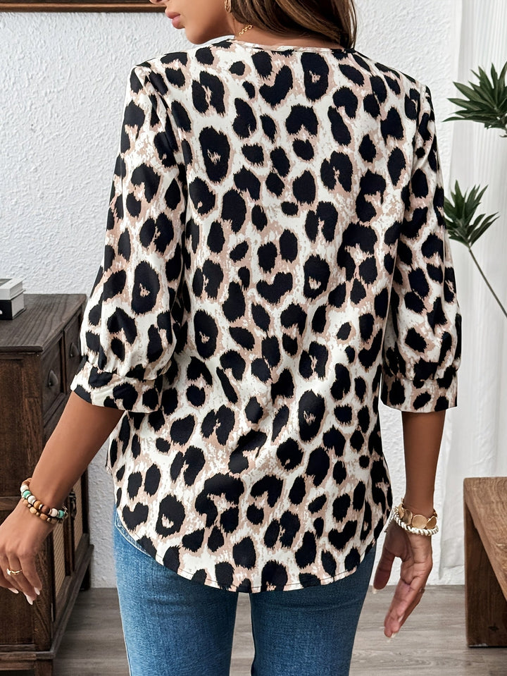Modische Damenbluse im Leopardenmuster. Braunes Langarm-Oberteil mit Reverskragen, ideal für Frühling & Herbst.