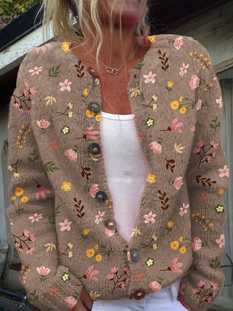 Detailansicht der gemusterten Damen Strickjacke. Vielseitiger, langarm Cardigan für Büro & Freizeit-Looks.