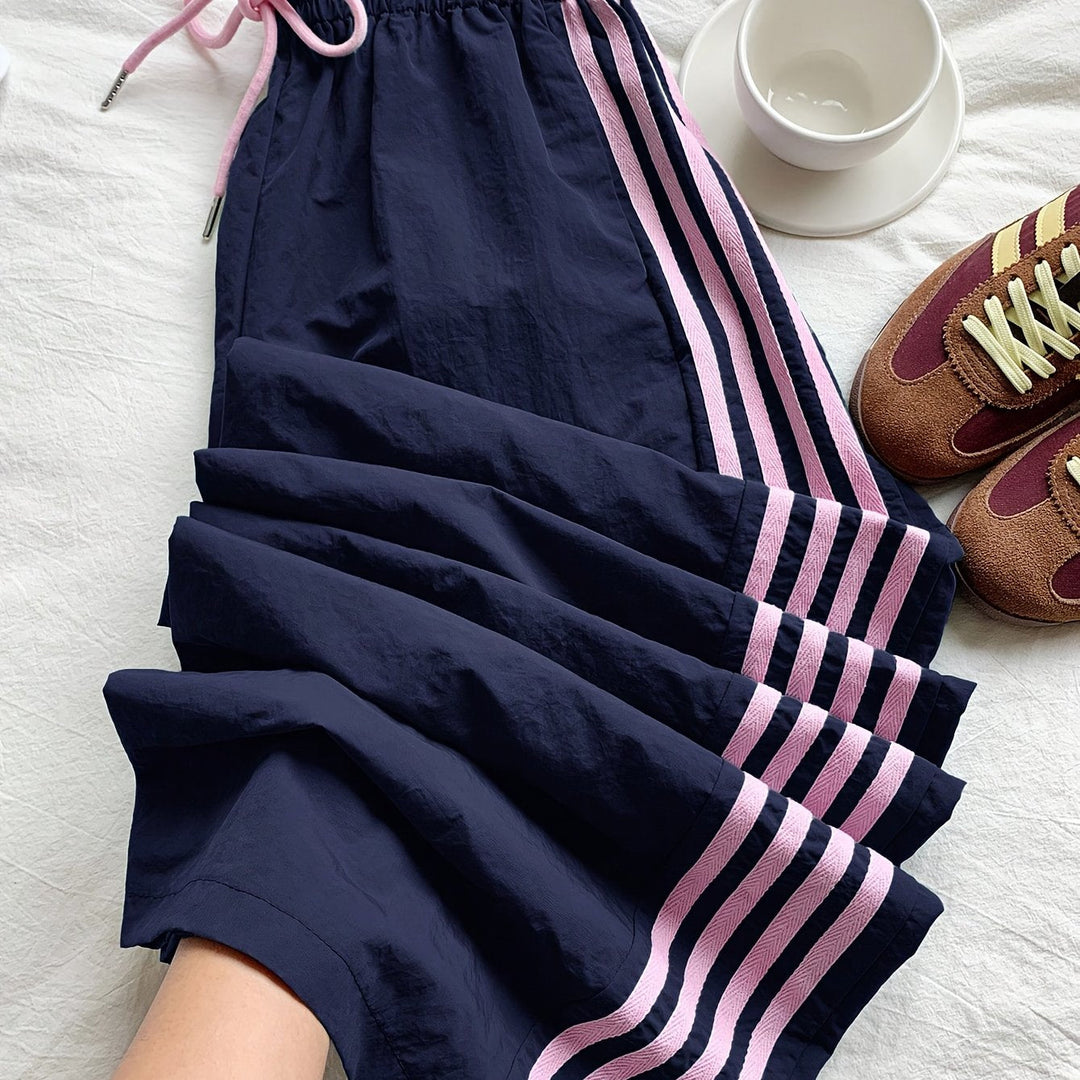 Sportlich-elegante Damen Athleisure Hose, weit geschnitten mit seitlichen Streifen, für Frühling & Sommer.