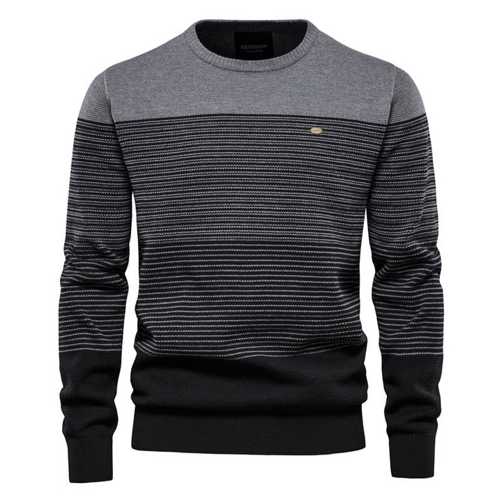 Herren Rundhals-Pullover in schmaler Passform, ideal für moderne Herrenmode und eleganten Freizeitlook.