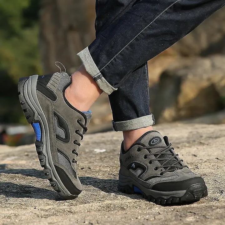 Vorderansicht der wetterfesten Damen Wanderschuhe, bereit für jedes Fussbekleidungs-Abenteuer.