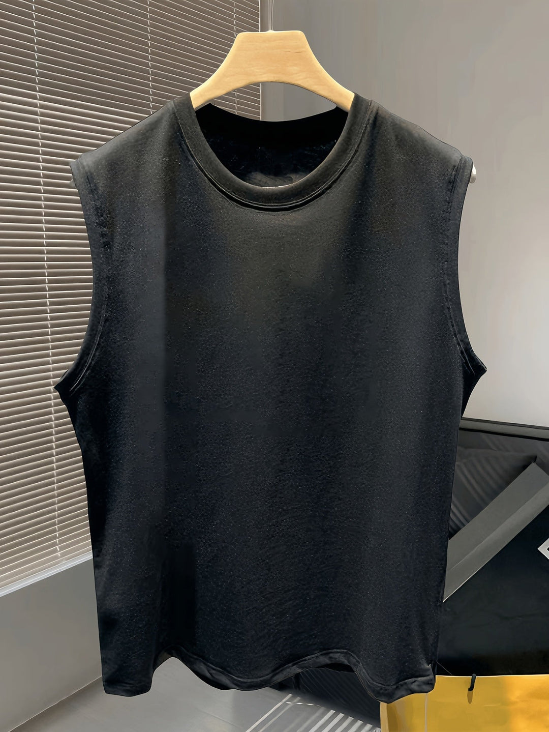 Bequemes Herren Basic Muskelshirt mit Rundhals für Sport & Freizeit. Lässiges Tanktop, ärmellos für den Sommer.