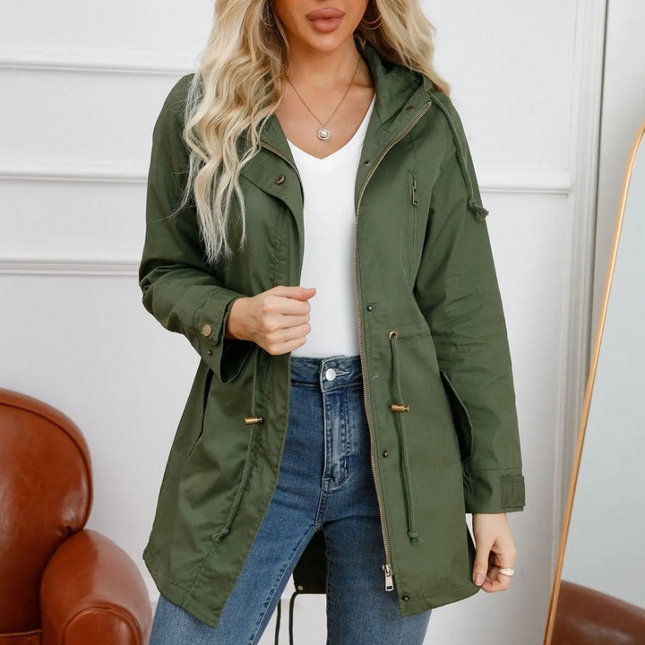 Damen Sommerjacke Amira, leicht & elegant, lange Passform. Perfekt für Übergang, Freizeit & Alltag.