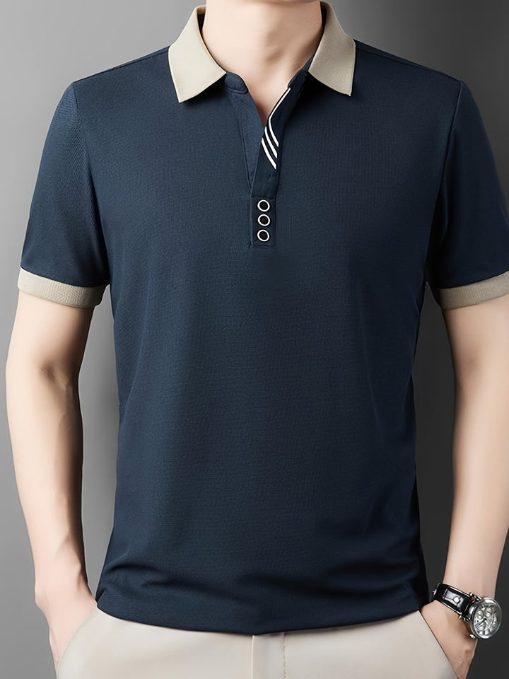 Männer Poloshirt, kurzärmelig, in modischer Farbe mit auffälligem Kontrastkragen. Sommer-Look.