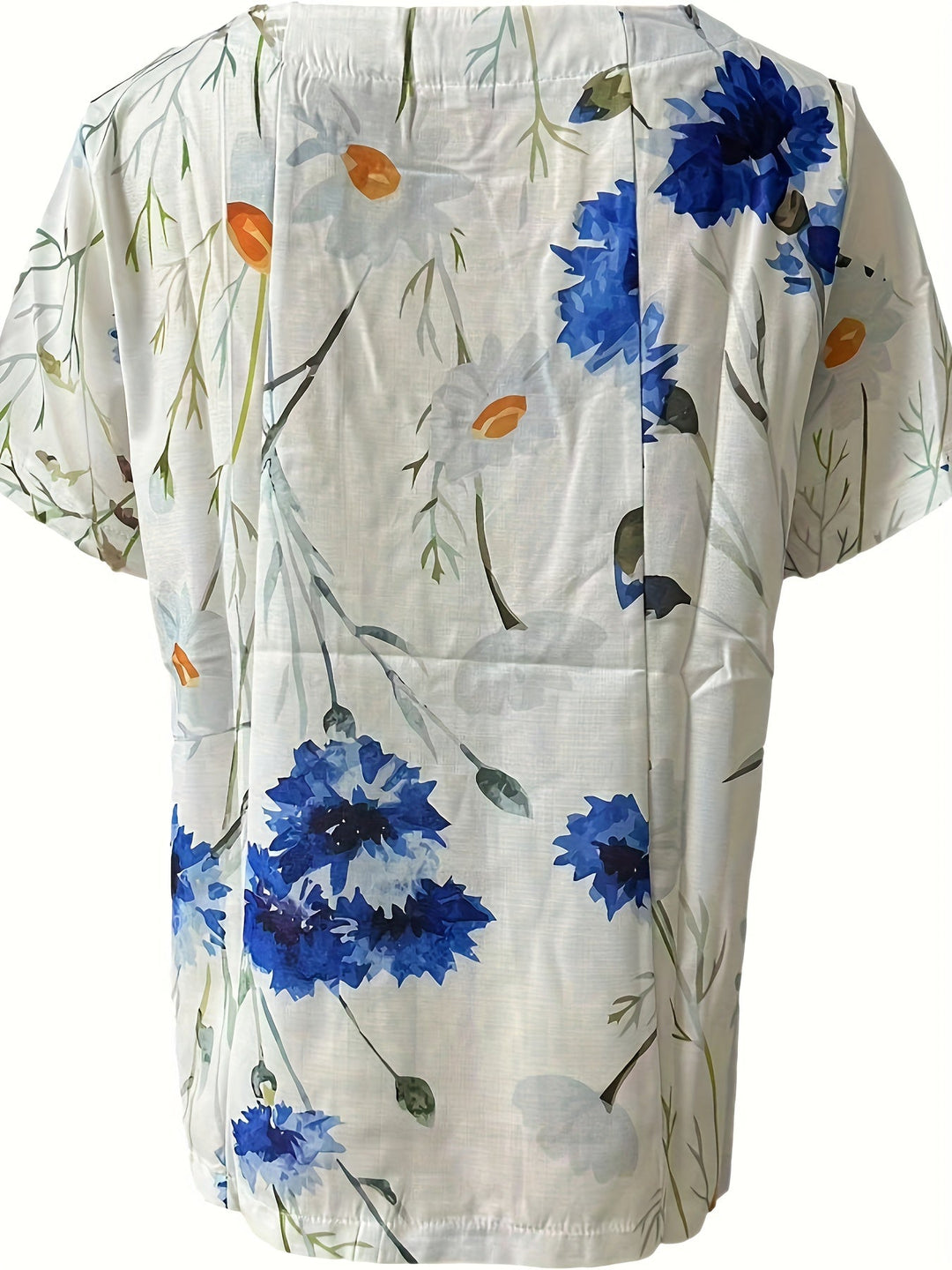 Feminine Vintage Damenbluse mit farbenfrohem Blumenmuster und klassischer Knopfleiste für den Sommer.
