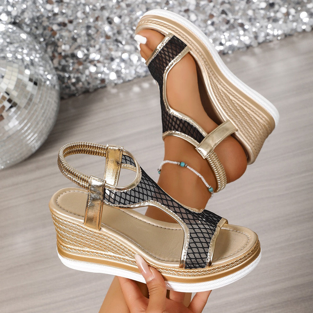 Komfortable schwarze Damen Keilsandalen mit ergonomischem Design und verstellbaren Riemen.
