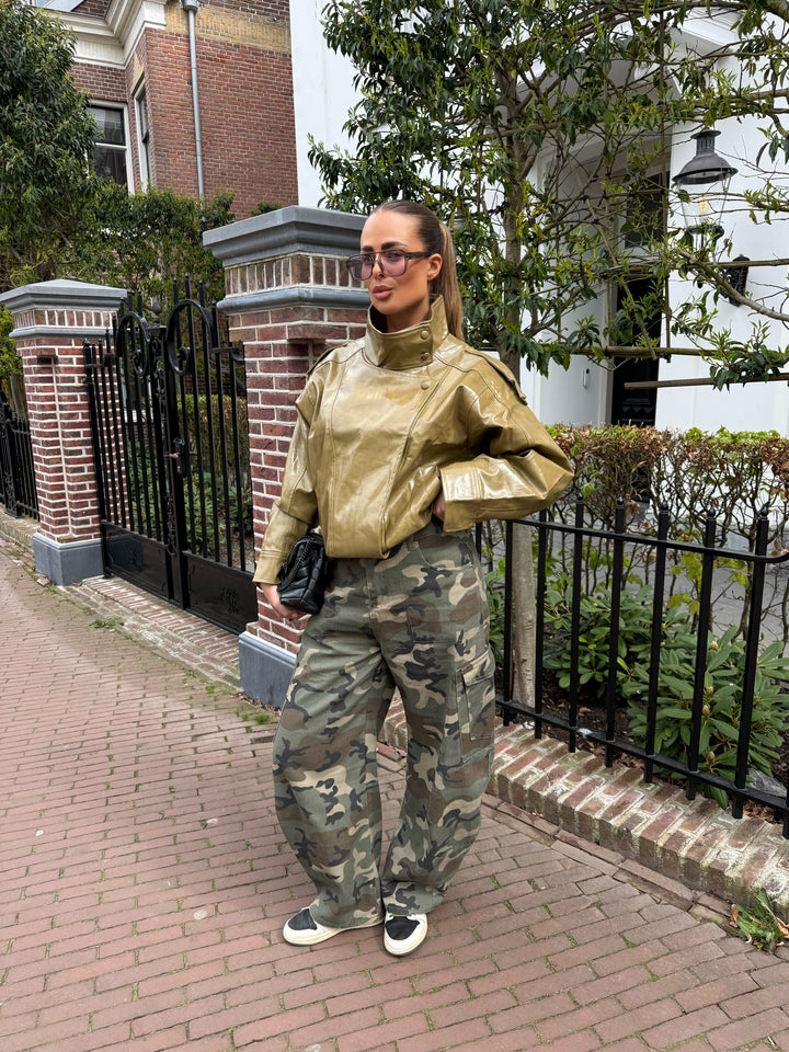 Detailansicht der strapazierfähigen Damen Cargo-Jeans in Camouflage-Muster mit flexiblem Stretchbund.