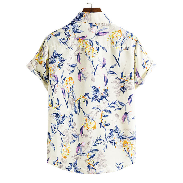 Trendiges Herren Sommerhemd, slimfit geschnitten, mit auffälligem Blumenmuster und kurzen Ärmeln.