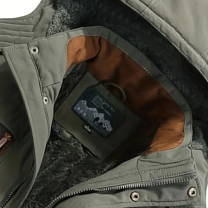 Mann trägt wasserdichte & winddichte Herren Outdoorjacke Kaspar. Perfekt für Herbst- & Wintertage.