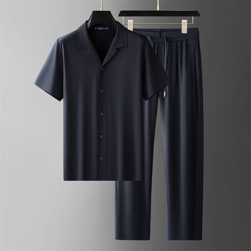 Modernes Herren Kurzarm-Set, ein vielseitiger Zweiteiler für entspannte Freizeit und stilvolle Herrenmode.