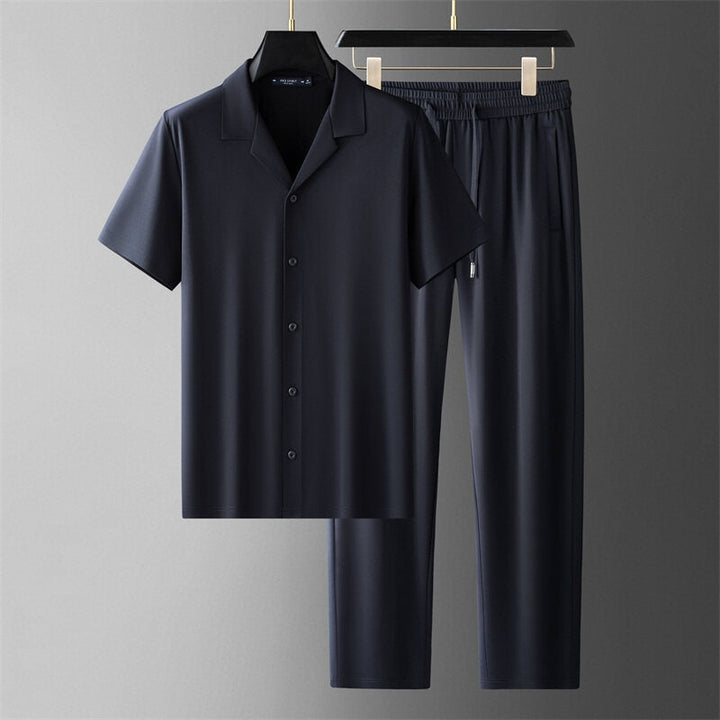 Modernes Herren Kurzarm-Set, ein vielseitiger Zweiteiler für entspannte Freizeit und stilvolle Herrenmode.