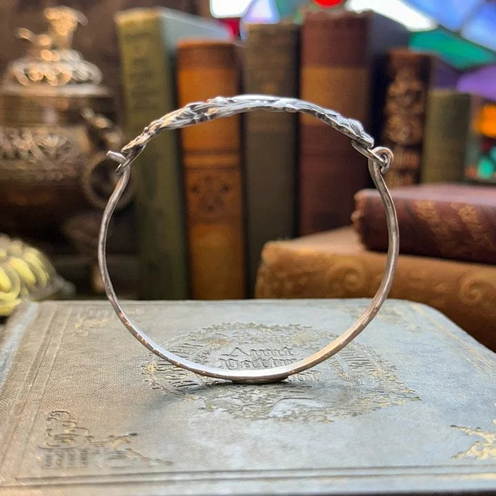 Präzise graviertes Vintage Damen Armband, silberfarben, mit detaillierter Blumengravur; hochwertiger Schmuck.