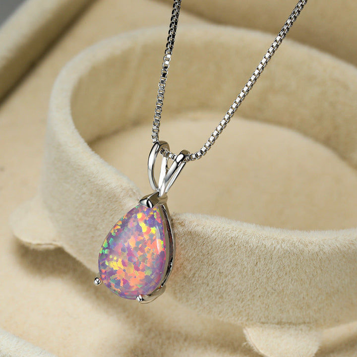 Damen Halskette mit schimmerndem Opal-Tropfenanhänger. Minimalistischer Roségold-Schmuck, elegant für jeden Tag.