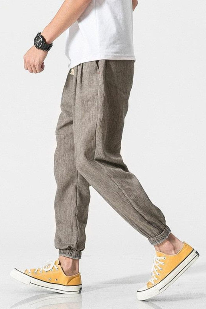 Detailansicht der weichen Herren Harem Jogginghose, stilvoll und komfortabel für modernen Streetwear-Look.