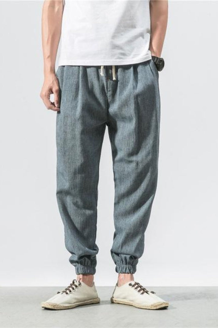 Komfortable Herren Jogginghose im Harem-Stil, perfekt für Sport und Freizeit, mit weitem Bein und elastischem Bund.
