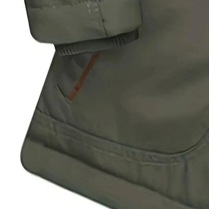 Detailansicht der gefütterten Herren Outdoorjacke Kaspar, wasserdicht & winddicht für den Winter.