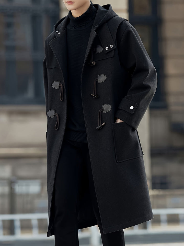 Moderner Herren Dufflecoat mit Kapuze, getragen von einem Model, stilvolle & warme Wintermode.
