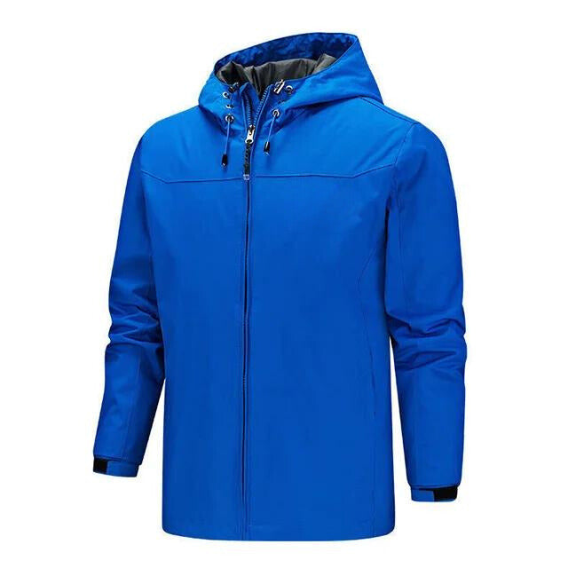 Mann trägt eine leichte, wasserdichte Herren Regenjacke mit Kapuze, ideal für windige Outdoor-Tage.