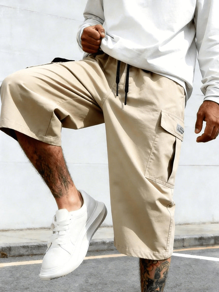 Praktische Herren Cargo Shorts mit mehreren Taschen, ideal für urbanen Lifestyle.