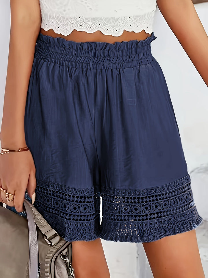 Detailansicht der Damen Boho Shorts mit kunstvollem Häkeleinsatz, ein Sommer-Highlight.