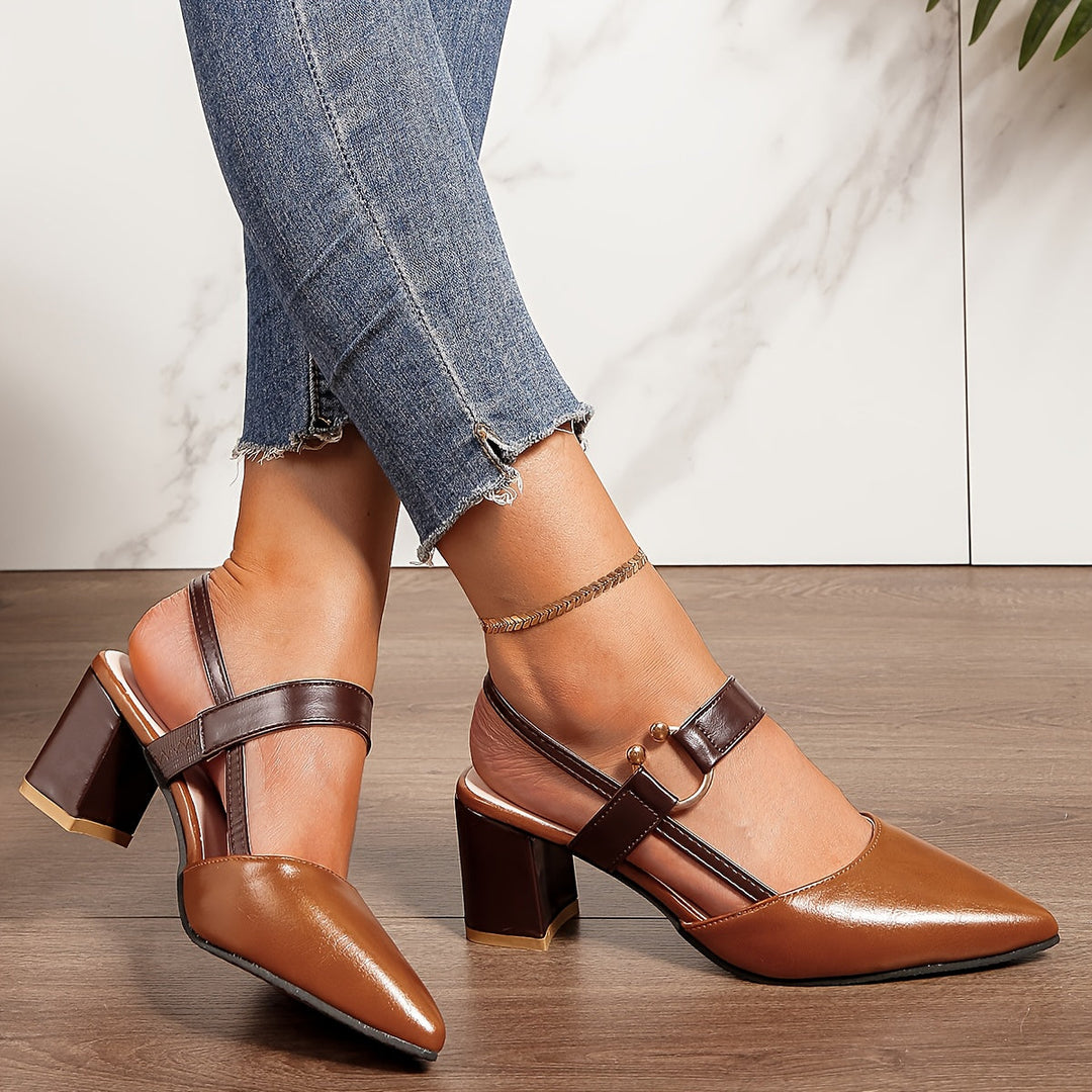 Moderne Slingback Pumps für Damen mit spitzer Kappe und stabilem Blockabsatz; vielseitig kombinierbar.