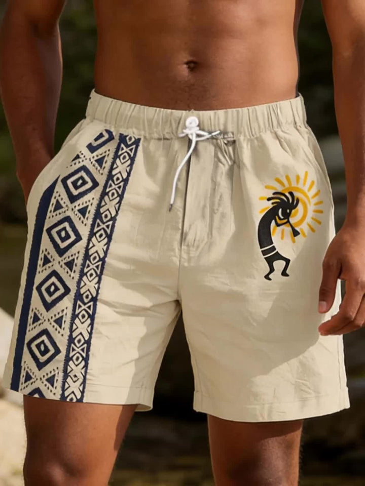 Rückansicht der Khaki Herrenshorts, bequeme Passform mit Ethno- und Künstler-Design für den Sommer.