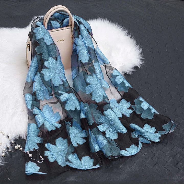 Femininer Seidenschal mit Blumenmuster für Damen. Trendiges Cut-out-Design als Highlight.