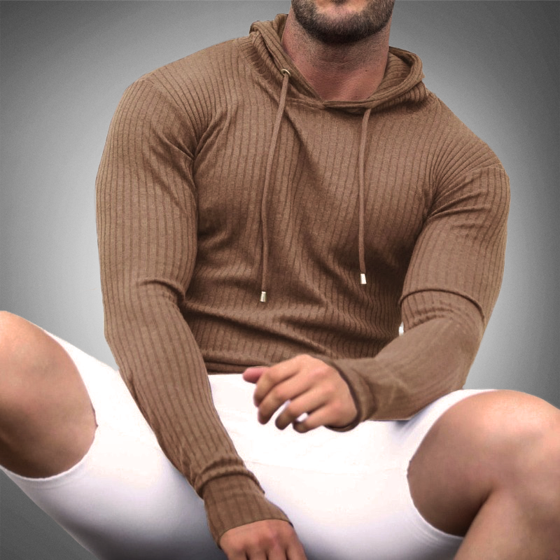 Detailaufnahme eines komfortablen Herren Kapuzenpullovers im Slim-Fit. Moderner Hoodie aus weichem Stoff für den Alltag.