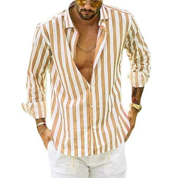 Frontansicht des gestreiften Herren Freizeithemds; perfekt für einen lässigen Sommer-Look im Urlaub.