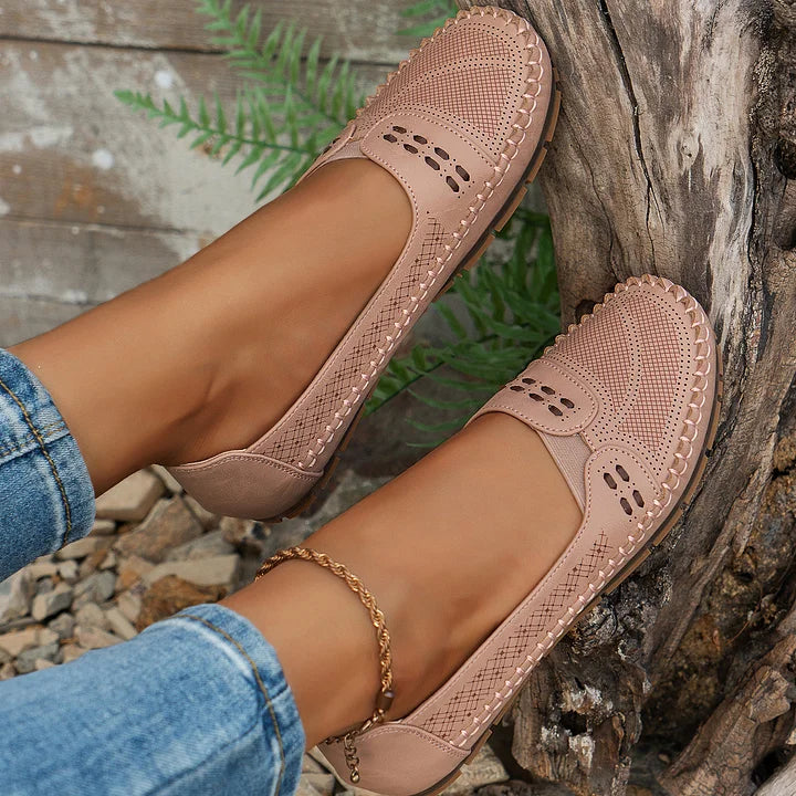 Elora Slip-On Damenschuhe auf hellem Hintergrund, heben ihre bequeme & stilvolle Natur hervor.