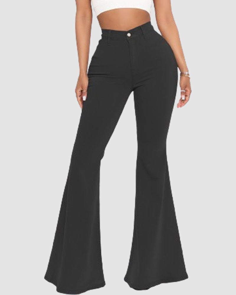 Nahaufnahme der mehrfarbigen Flare Jeans für Damen, zeigt den elastischen Denim-Stoff und das Muster.