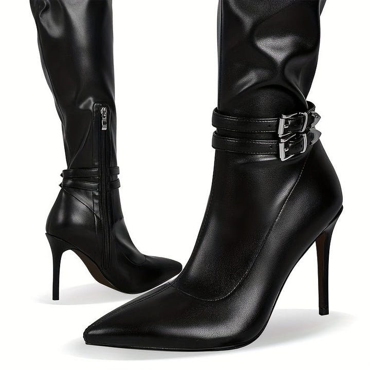 Glänzende schwarze Damen Overknee Stiefel mit hohem Absatz, ideal für schicke Herbst Winter Mode.