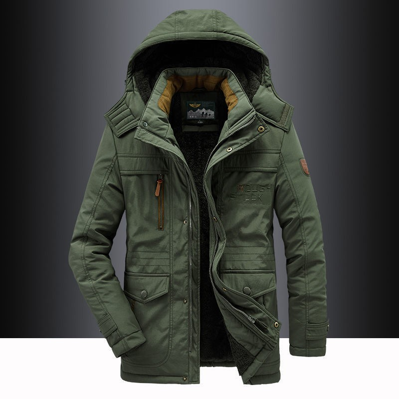 Moderner Herren Winter Parka als Teil eines urbanen Winteroutfits, perfekt für Freizeit und Herrenmode.