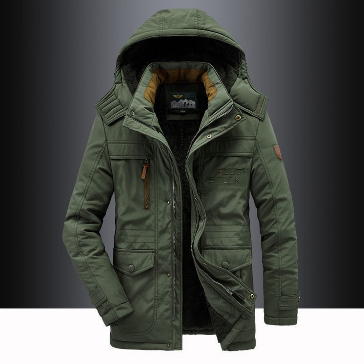 Moderner Herren Winter Parka als Teil eines urbanen Winteroutfits, perfekt für Freizeit und Herrenmode.
