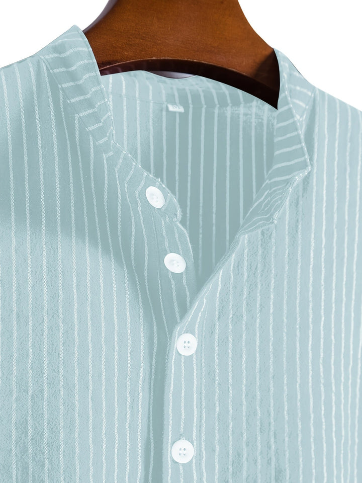 Modernes gestreiftes Herren Kurzarmshirt mit Stehkragen, ideal für einen smart-casual Look im Sommer.