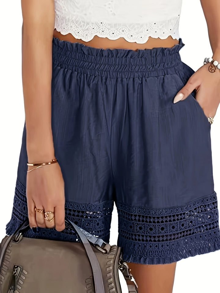 Damen Boho Shorts mit filigranem Häkeleinsatz, perfekt für Sommer & Urlaub.