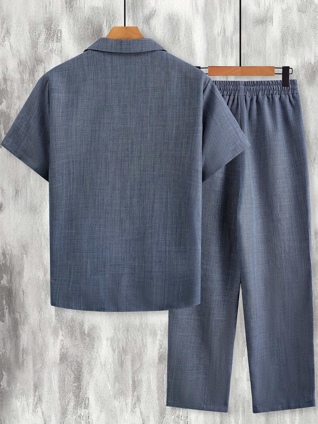 Zweiteiliges Herren Freizeit Outfit: Kurzarm Hemd & bequeme Hose für entspannte Sommertage.