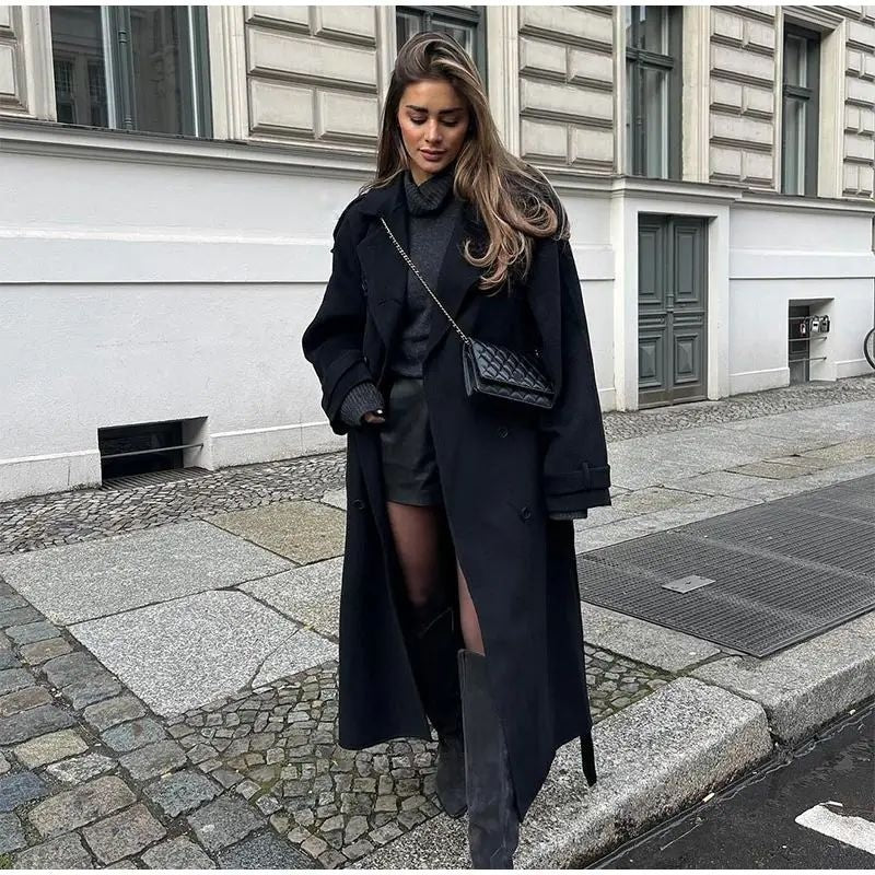 Klassischer langer Damen-Wintermantel aus hochwertigem Material, elegant und warm für kalte Tage.