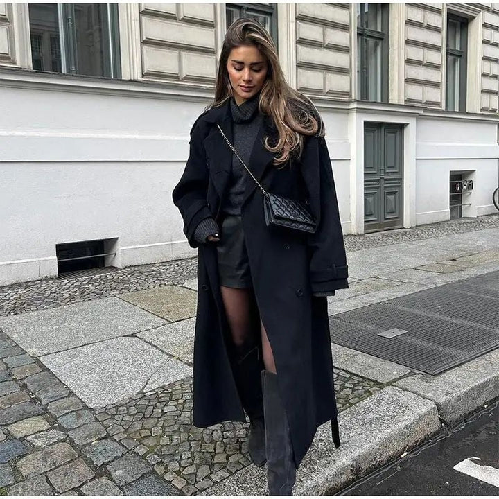 Klassischer langer Damen-Wintermantel aus hochwertigem Material, elegant und warm für kalte Tage.